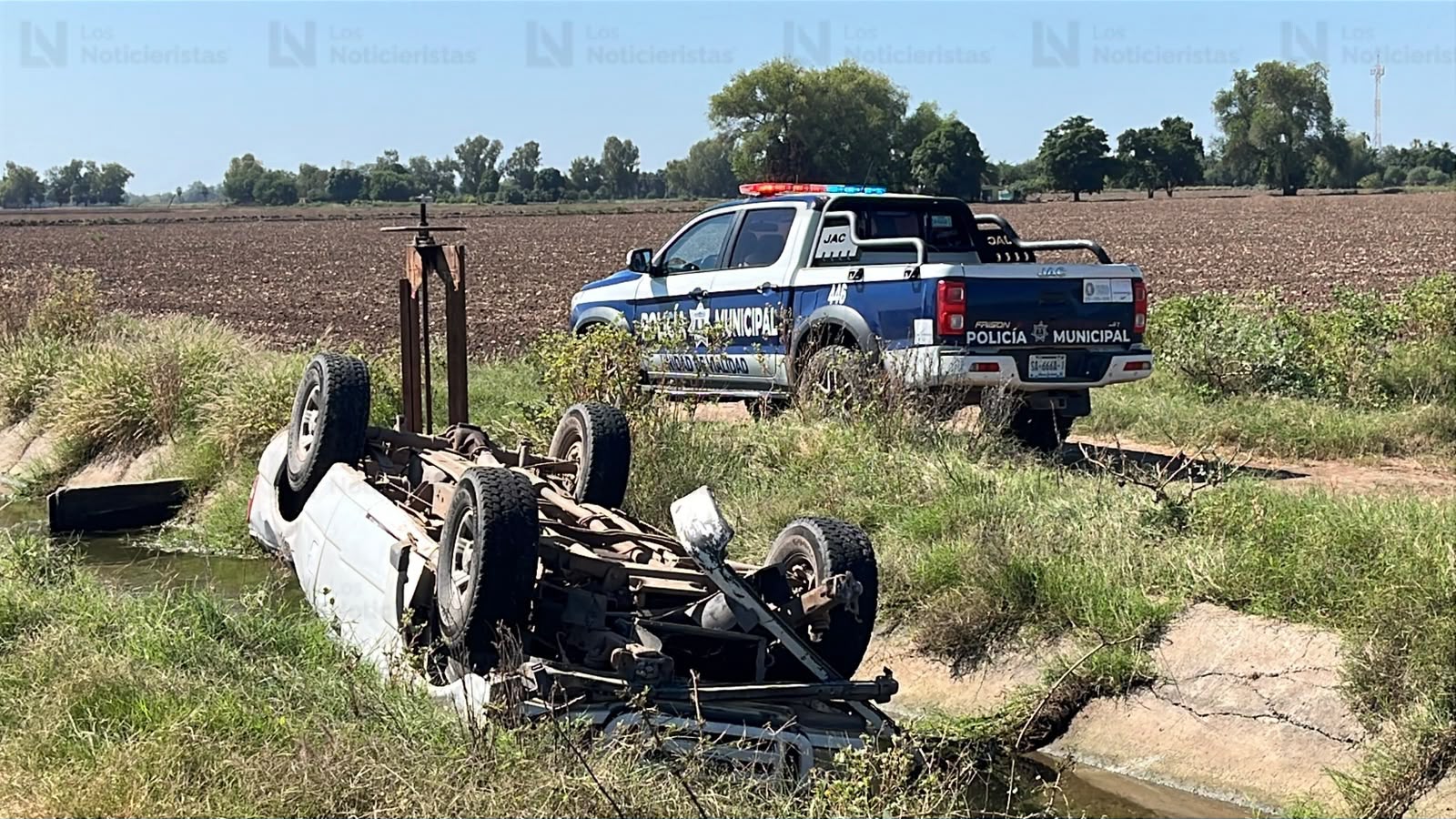 Adulto mayor resulta lesionado tras caer con su camioneta a un canal de riego en La Cofradía, Guasave