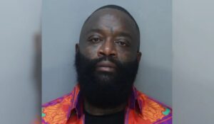 Exnovia de Rick Ross lo acusa de golpearla y restringir su respiración; el rapero fue arrestado en Miami
