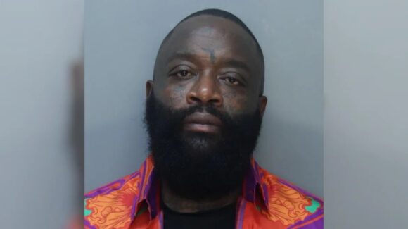 Exnovia de Rick Ross lo acusa de golpearla y restringir su respiración; el rapero fue arrestado en Miami