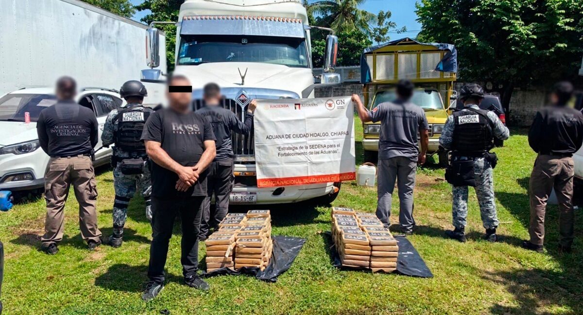 Ocultaban más de 171 kilos de presunta cocaína en tanques de combustible de un tractocamión; son asegurados en Chiapas