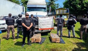 Ocultaban más de 171 kilos de presunta cocaína en tanques de combustible de un tractocamión; son asegurados en Chiapas