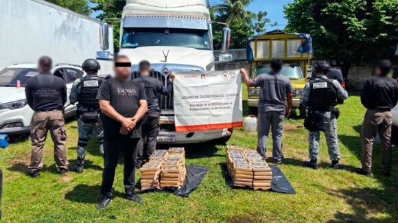 Ocultaban más de 171 kilos de presunta cocaína en tanques de combustible de un tractocamión; son asegurados en Chiapas