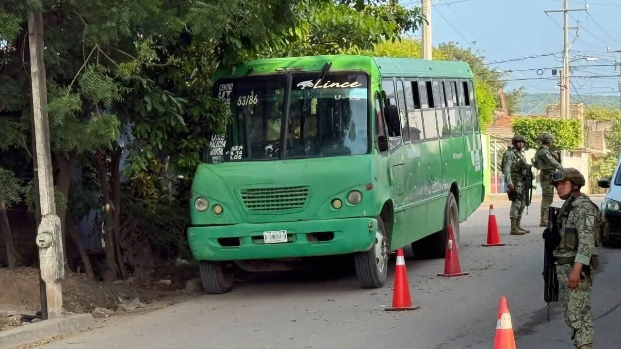 Atacan camion urbano de estudiantes en Escuinapa