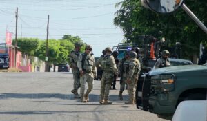 Atacan a balazos un vehículo en la Miguel Hidalgo de Culiacán y solo encuentran casquillos