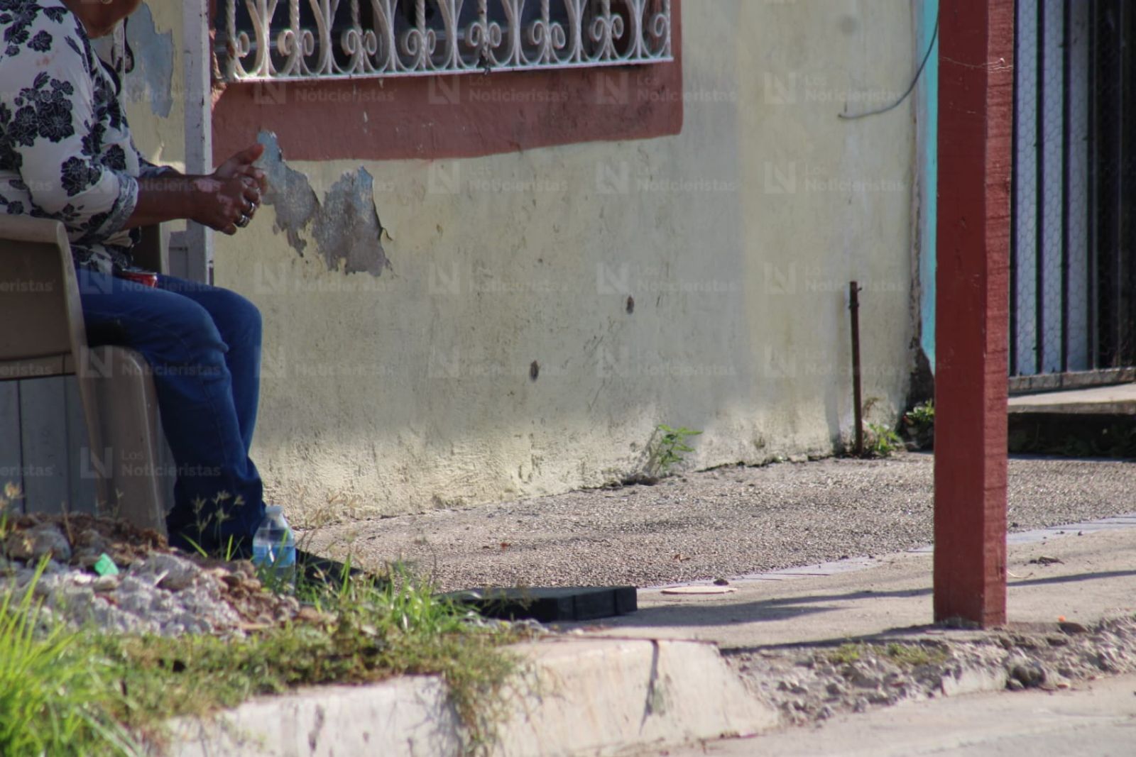 Balean fachada de una vivienda; una mujer sufre crisis nerviosa