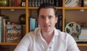 Bernardo Bosch, hermano de la Miss Universo Fátima Bosch, se registra para una coordinación de Morena