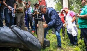 Calderón condena destrucción de su estatua en Los Pinos; persiste reclamo por LyFC