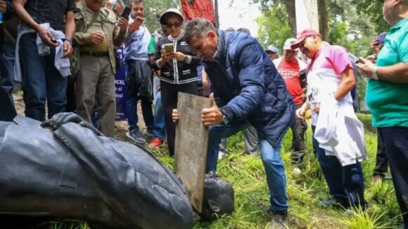 Calderón condena destrucción de su estatua en Los Pinos; persiste reclamo por LyFC