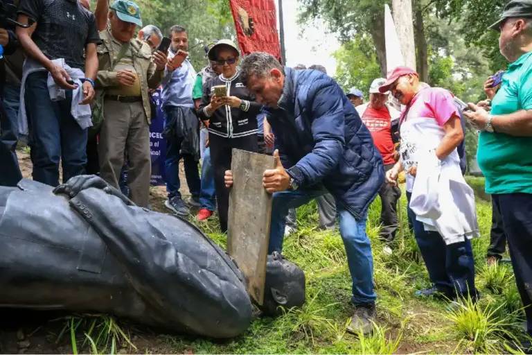 Calderón condena destrucción de su estatua en Los Pinos