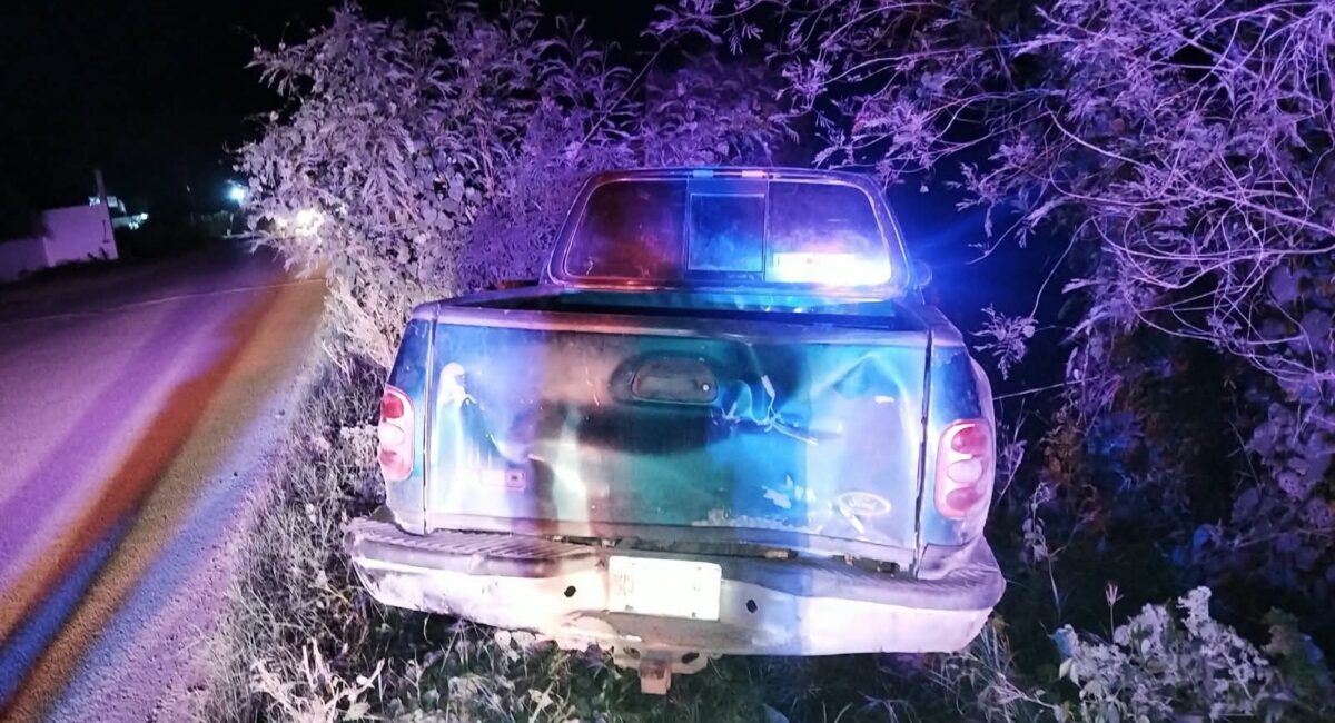 Camioneta sale del camino y queda abandonada en el fraccionamiento Santa María de Guasave, Sinaloa