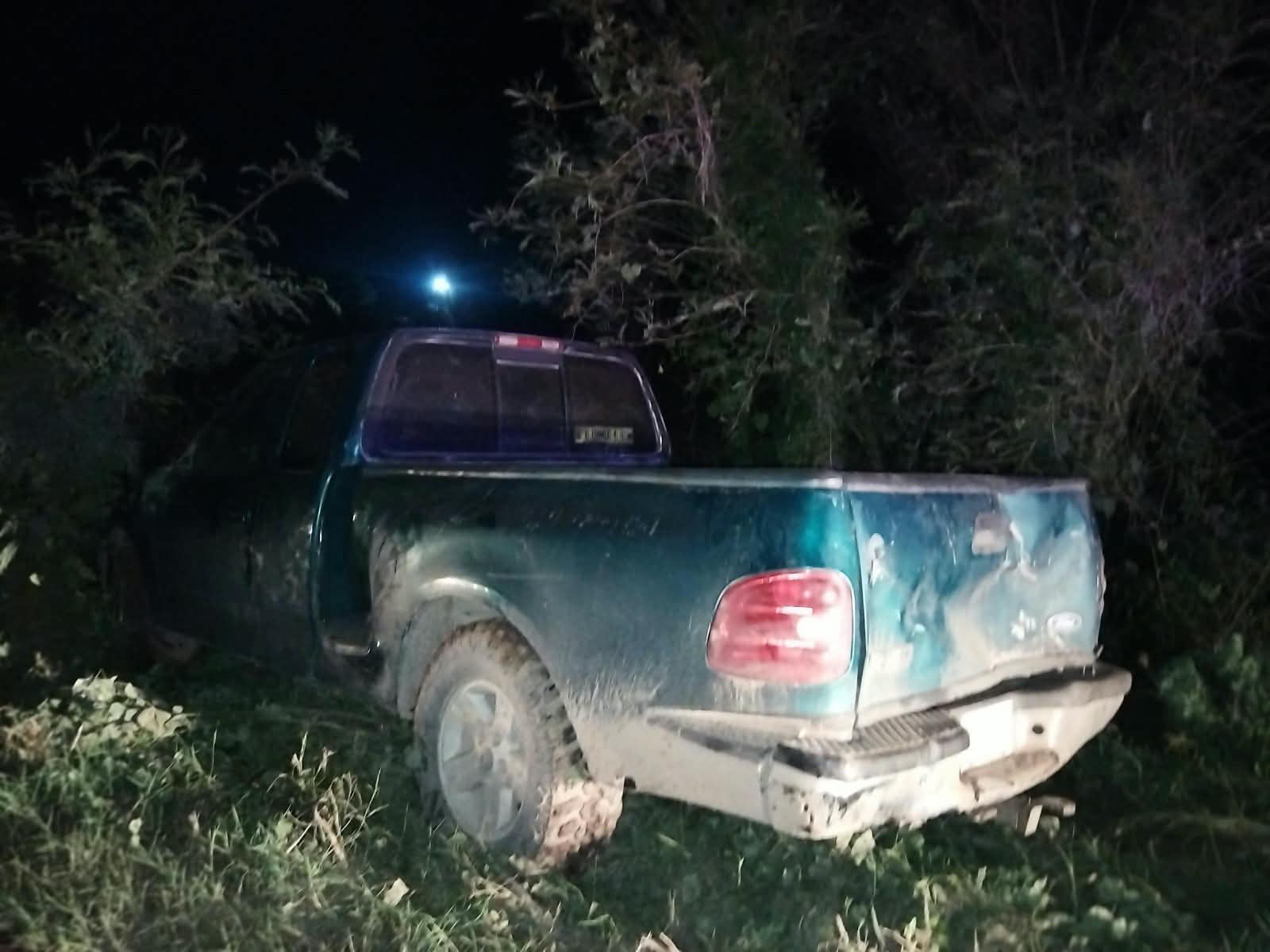 Camioneta sale del camino y queda abandonada en el fraccionamiento Santa María de Guasave, Sinaloa