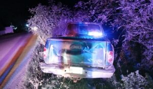 Camioneta sale del camino y queda abandonada en el fraccionamiento Santa María de Guasave, Sinaloa