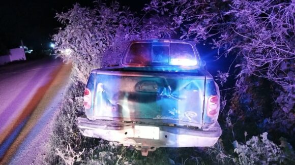 Camioneta sale del camino y queda abandonada en el fraccionamiento Santa María de Guasave, Sinaloa