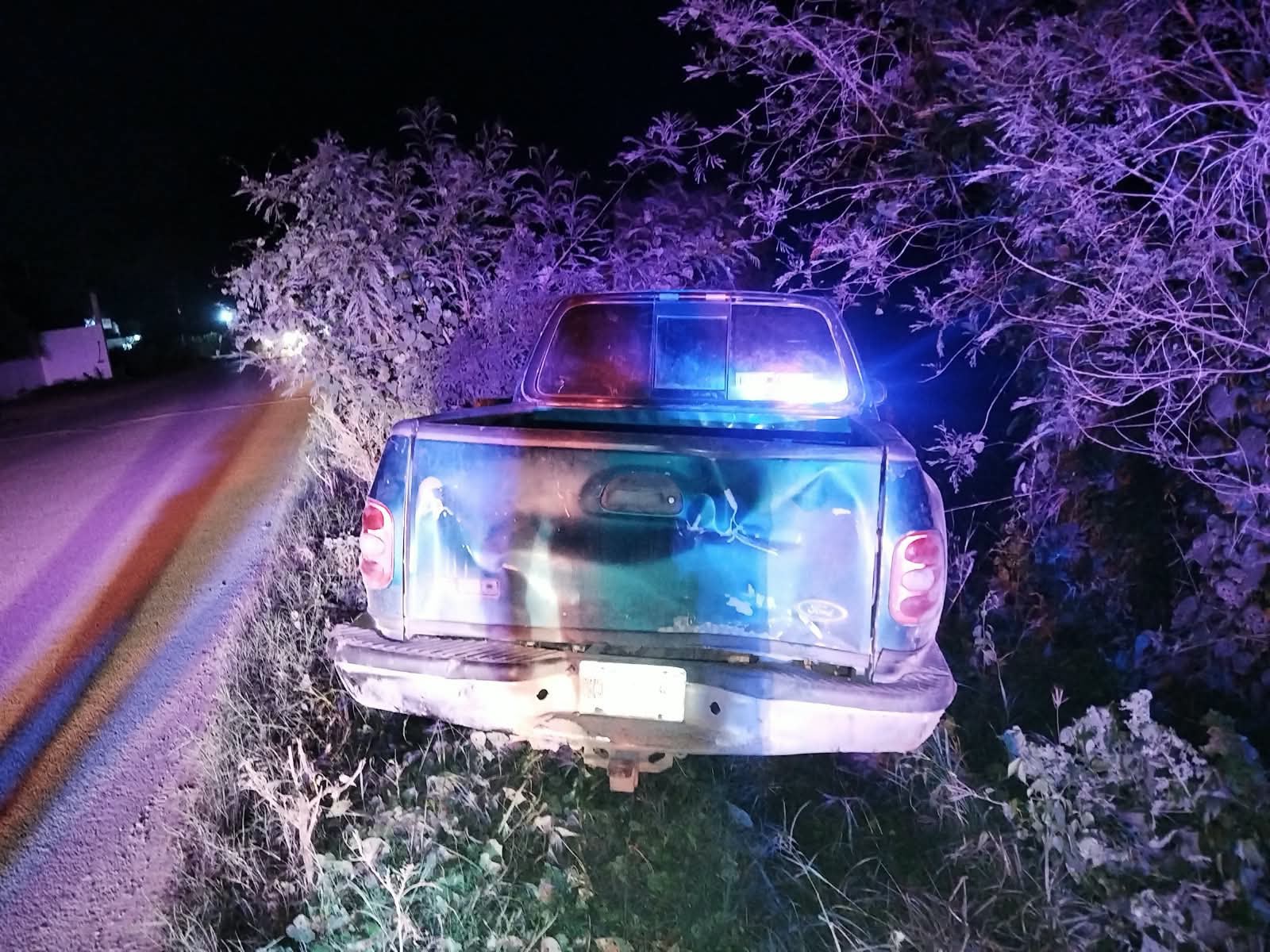 Camioneta sale del camino y queda abandonada en el fraccionamiento Santa María de Guasave, Sinaloa