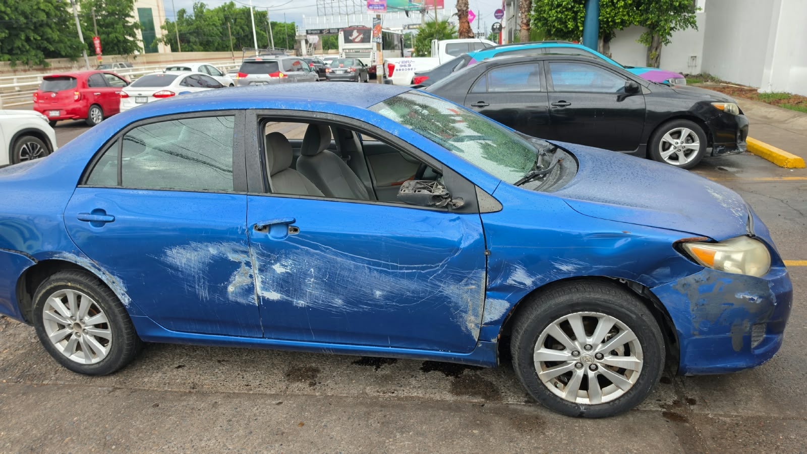 Choca automóvil contra muro contención y termina volcado en Pradera Dorada de Culiacán