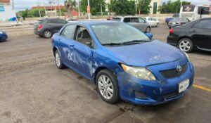 Choca automóvil contra muro contención y termina volcado en Pradera Dorada de Culiacán