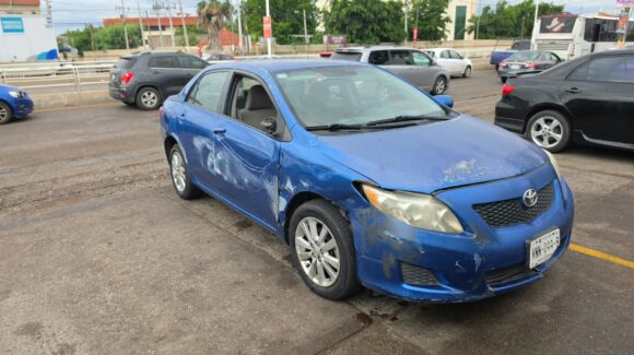 Choca automóvil contra muro contención y termina volcado en Pradera Dorada de Culiacán