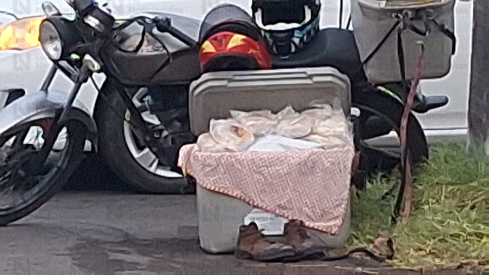 Choque entre moto y automóvil deja un herido en la Ferrocarrilera de Culiacán