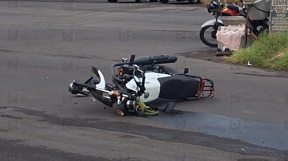 Choque entre moto y automóvil deja un herido en la Ferrocarrilera de Culiacán