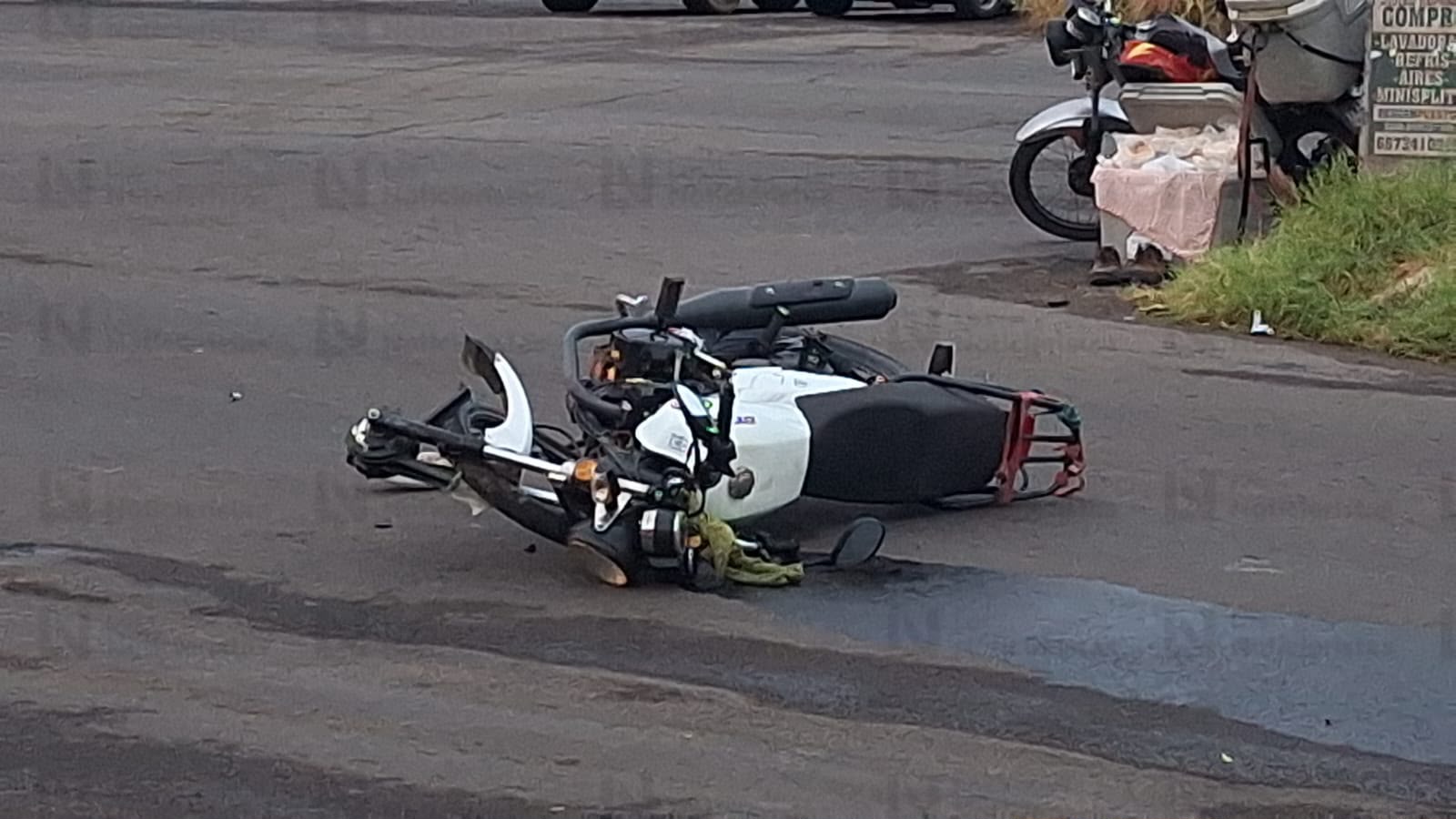 Choque entre moto y automóvil deja un herido en la Ferrocarrilera de Culiacán
