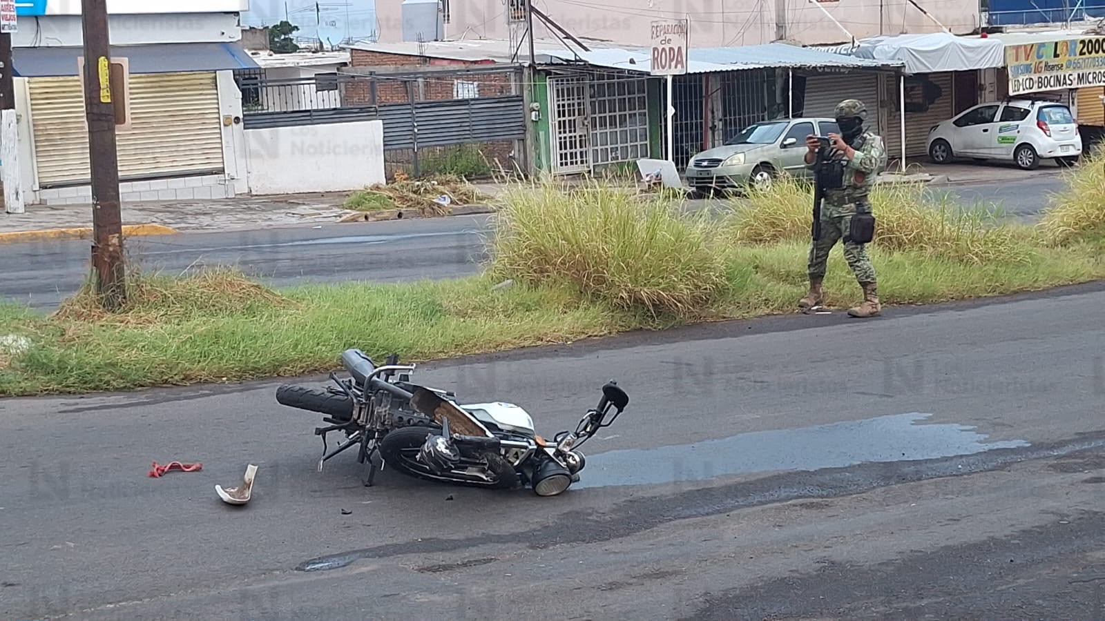 Choque entre moto y automóvil deja un herido en la Ferrocarrilera de Culiacán