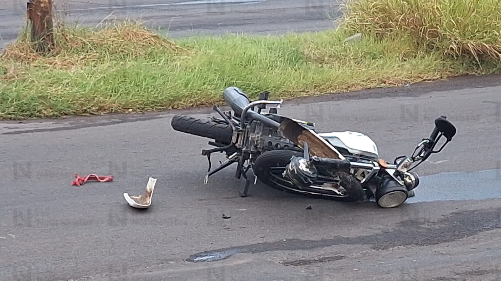 Choque entre moto y automóvil deja un herido en la Ferrocarrilera de Culiacán