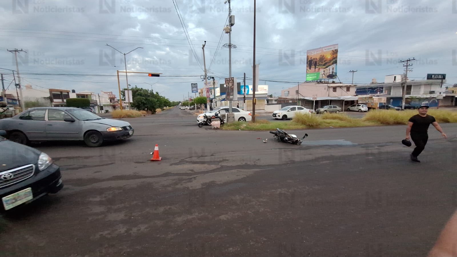 Choque entre moto y automóvil deja un herido en la Ferrocarrilera de Culiacán