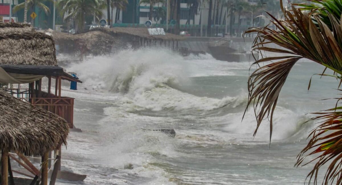 De nuevo cierran playas de Mazatlán, Sinaloa por fuerte oleaje y condiciones de riesgo ante presencia de Rachel en el Pacífico