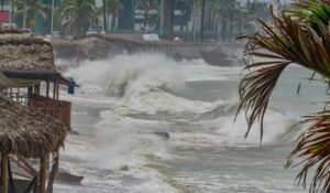 De nuevo cierran playas de Mazatlán, Sinaloa por fuerte oleaje y condiciones de riesgo ante presencia de Rachel en el Pacífico