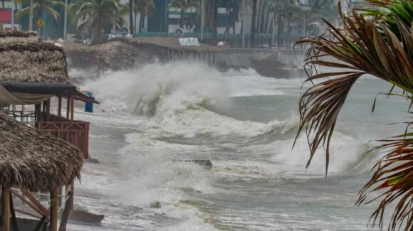De nuevo cierran playas de Mazatlán, Sinaloa por fuerte oleaje y condiciones de riesgo ante presencia de Rachel en el Pacífico