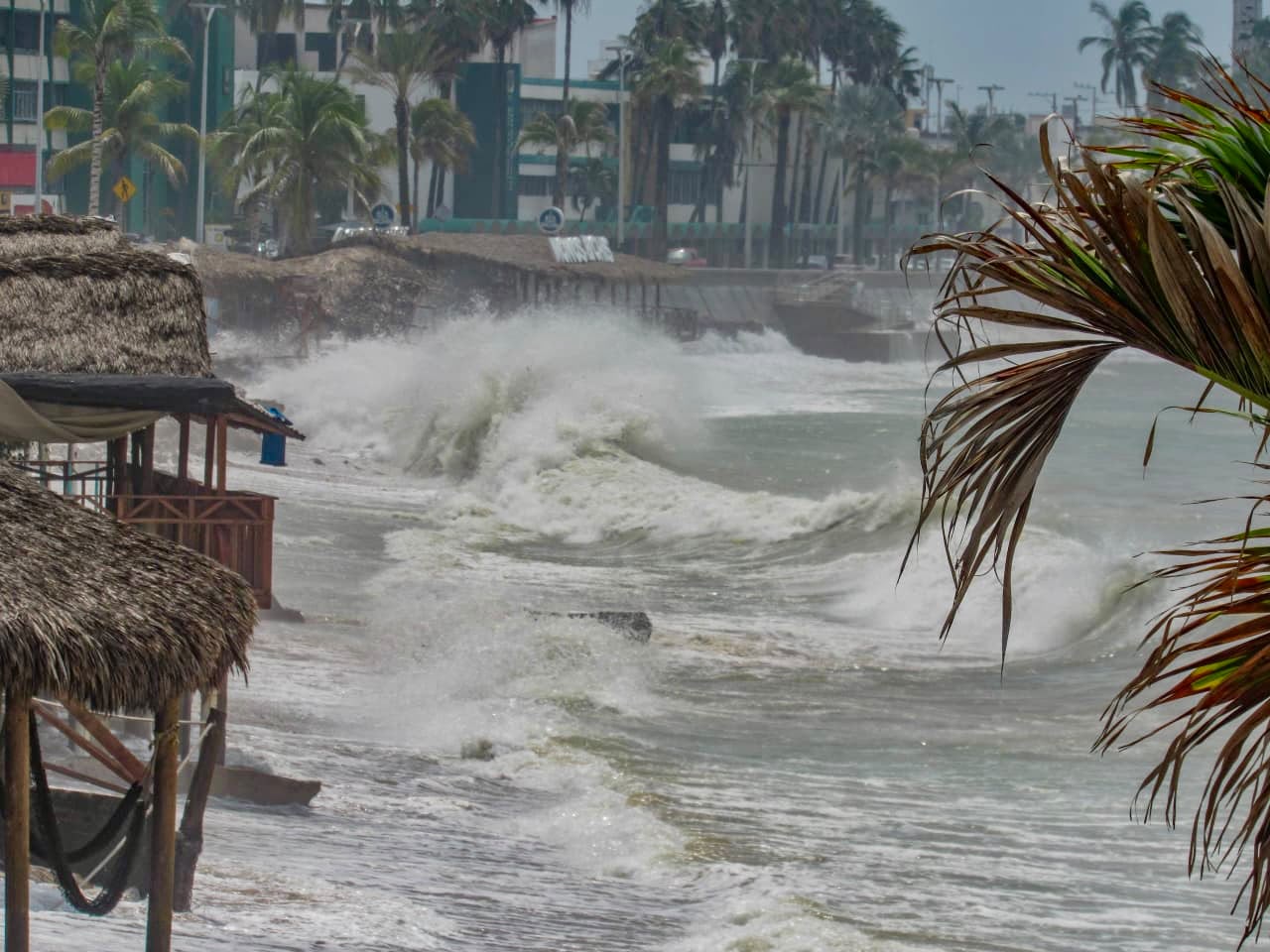 Cierran nuevamente playas de Mazatlán por oleaje alto