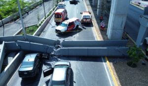 Colapsa puente peatonal en Monterrey tras impacto de camión con maquinaria; conductor sale ileso