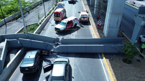 Colapsa puente peatonal en Monterrey tras impacto de camión con maquinaria; conductor sale ileso