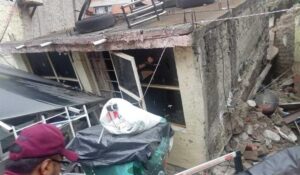 Se derrumba parte de una vecindad en la colonia Morelos de CDMX; un hombre de 67 años resulta lesionado