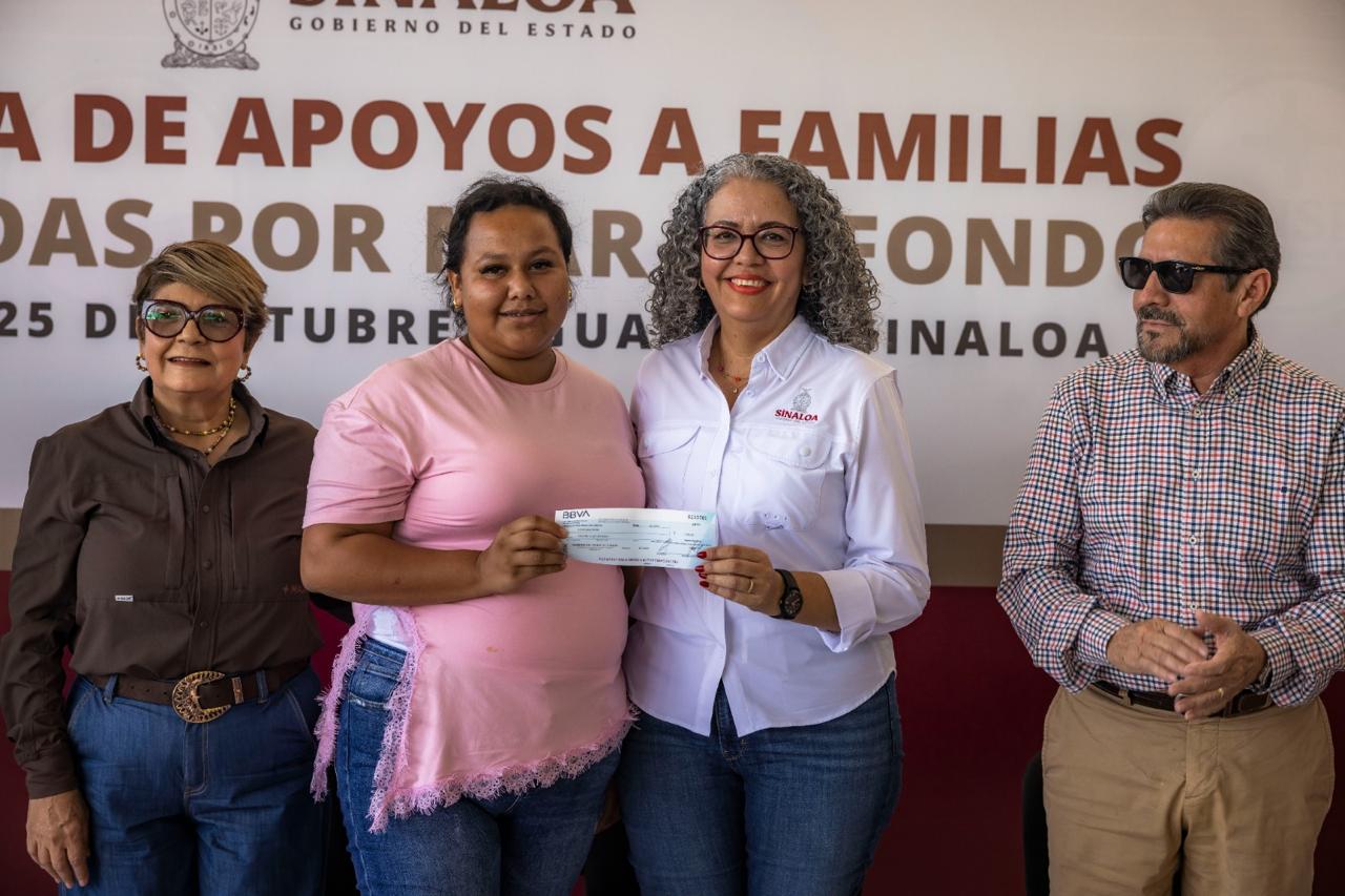 Desde El Caracol, Guasave, Graciela Domínguez entrega cheques a familias afectadas por mar de fondo