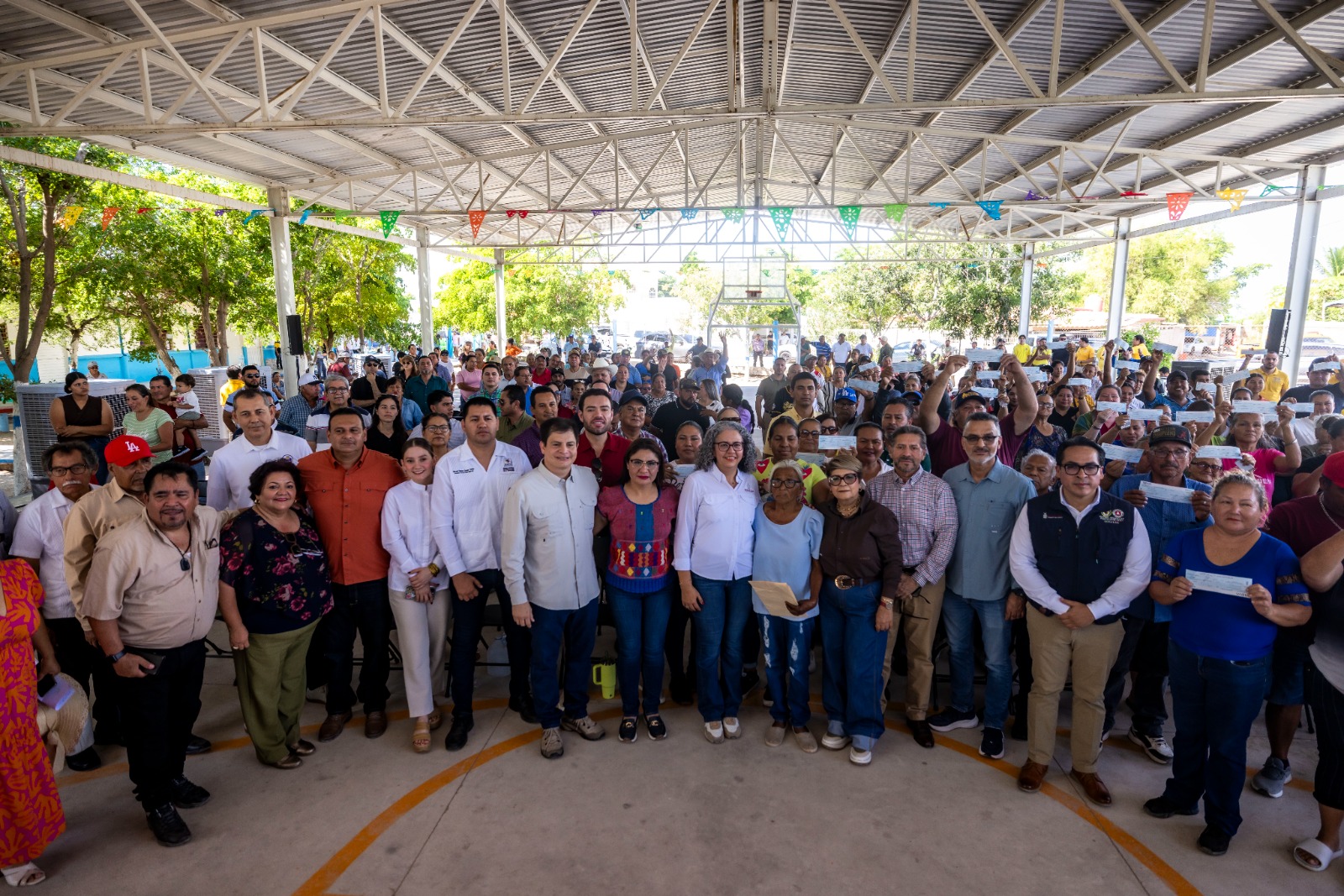 Desde El Caracol, Guasave, Graciela Domínguez entrega cheques a familias afectadas por mar de fondo