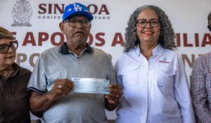 Desde El Caracol, Guasave, Graciela Domínguez entrega cheques a familias afectadas por mar de fondo