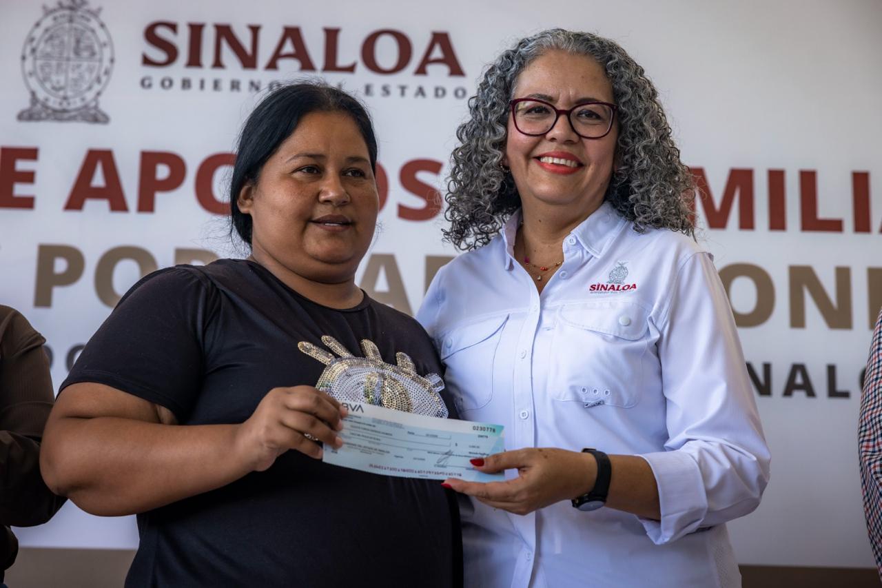 Desde El Caracol, Guasave, Graciela Domínguez entrega cheques a familias afectadas por mar de fondo
