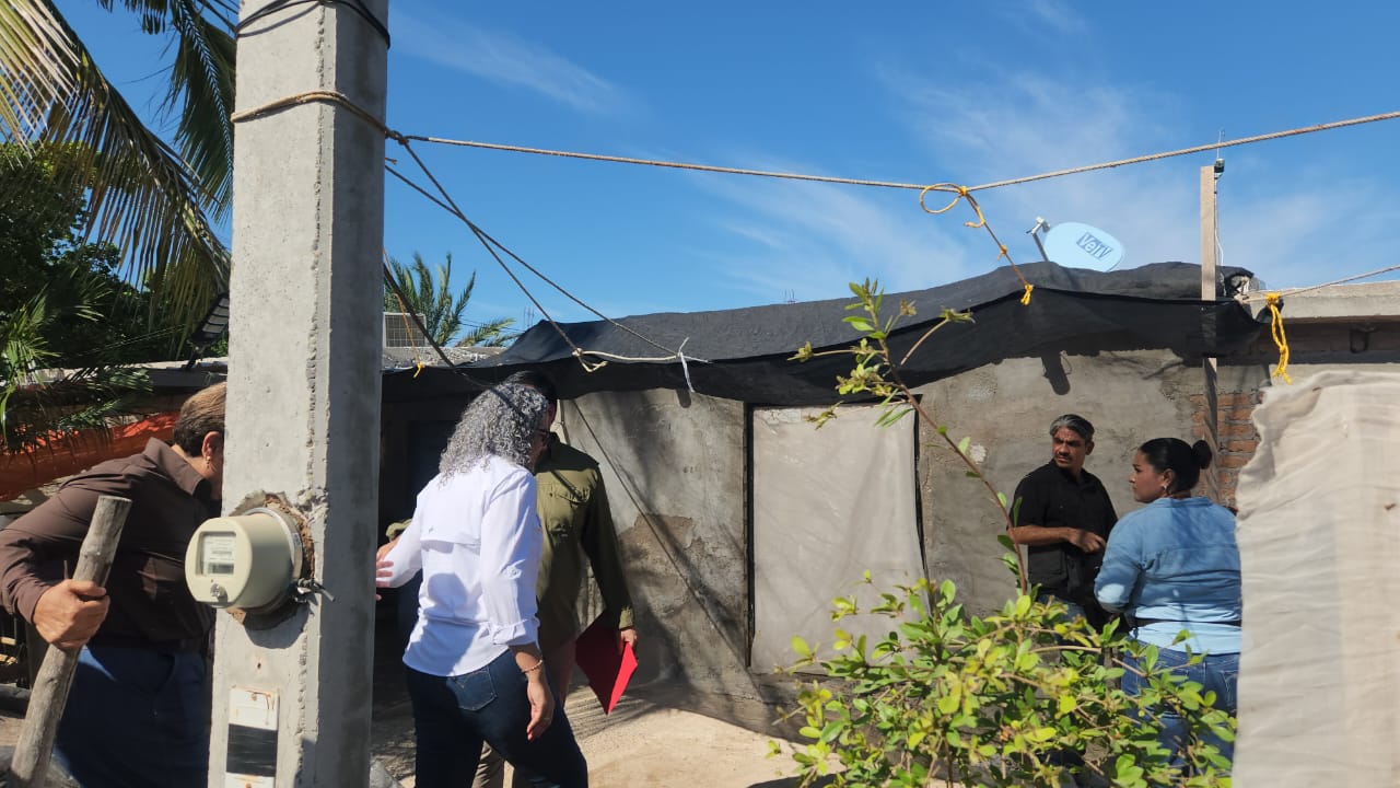 Desde El Caracol, Guasave, Graciela Domínguez entrega cheques a familias afectadas por mar de fondo