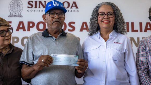 Desde El Caracol, Guasave, Graciela Domínguez entrega cheques a familias afectadas por mar de fondo