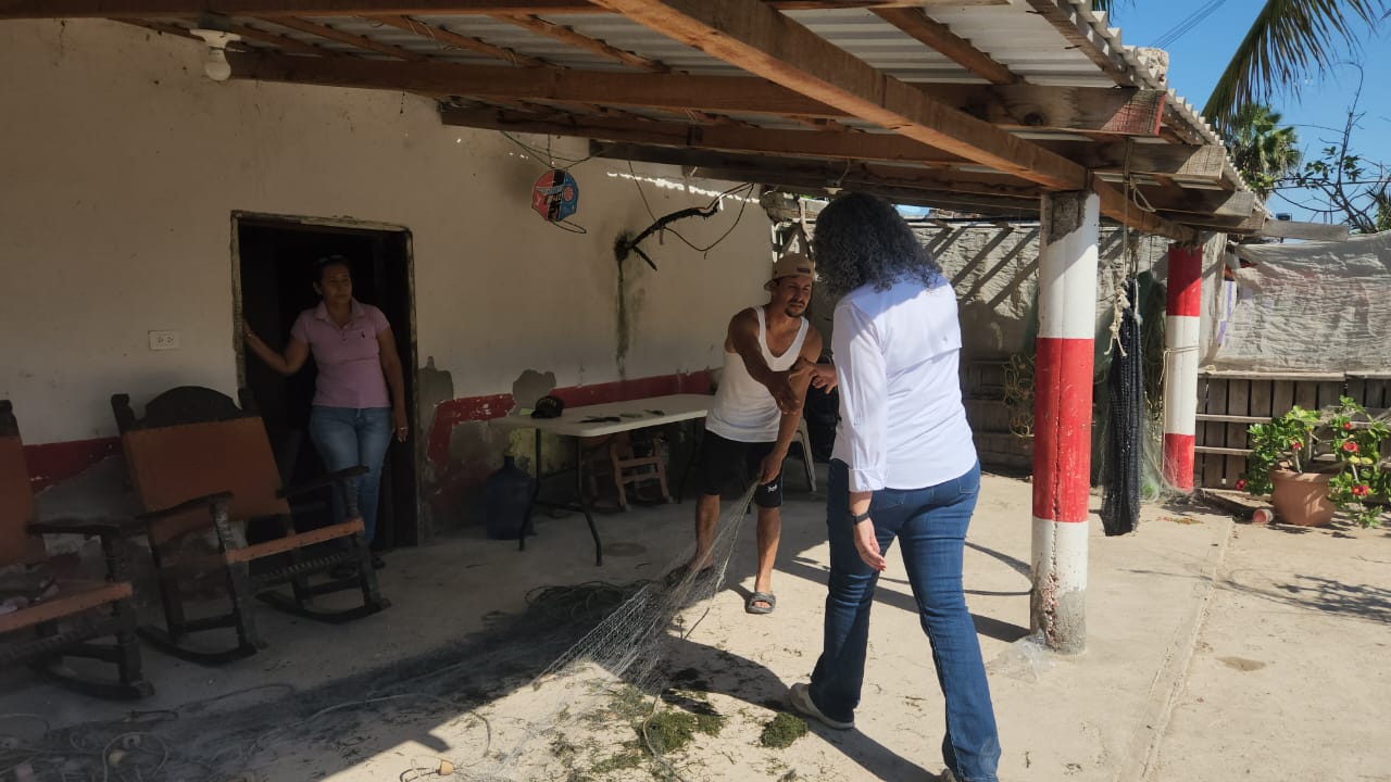 Desde El Caracol, Guasave, Graciela Domínguez entrega cheques a familias afectadas por mar de fondo