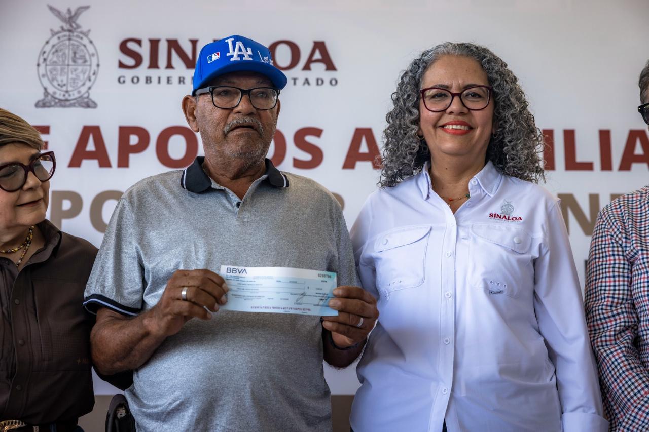 Desde El Caracol, Guasave, Graciela Domínguez entrega cheques a familias afectadas por mar de fondo