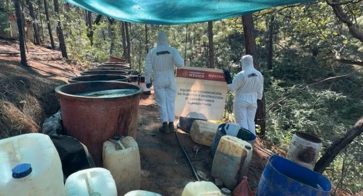 Desmantelan dos laboratorios de metanfetamina en Durango; aseguran toneladas de droga y químicos