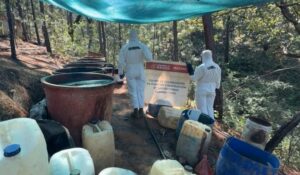 Desmantelan dos laboratorios de metanfetamina en Durango; aseguran toneladas de droga y químicos