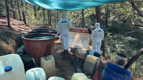 Desmantelan dos laboratorios de metanfetamina en Durango; aseguran toneladas de droga y químicos