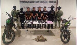 Detienen a cuatro personas armadas entre ellos una mujer en Concordia, Sinaloa; les aseguran 200 dosis de presunta metanfetamina