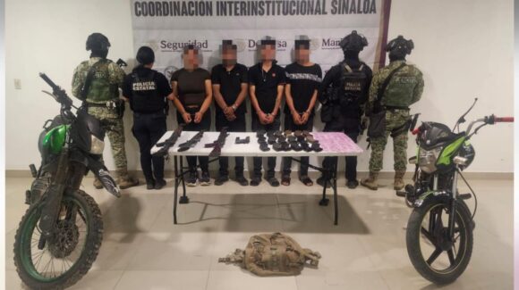 Detienen a cuatro personas armadas entre ellos una mujer en Concordia, Sinaloa; les aseguran 200 dosis de presunta metanfetamina