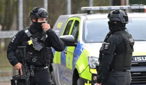 Detienen en Reino Unido a ciudadano británico-iraní; lo investigan por supuesto plan terrorista contra base aérea de EU