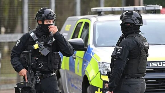 Detienen en Reino Unido a ciudadano británico-iraní; lo investigan por supuesto plan terrorista contra base aérea de EU