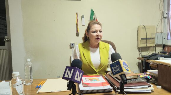 Acuerdan aclarar manejo de cuotas escolares de la ETI 28, de Guasave, en reunión con padres